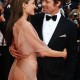 Angelina vòng tay tình tứ ôm Brad trên thảm đỏ Liên hoan phim Cannes tháng 2009